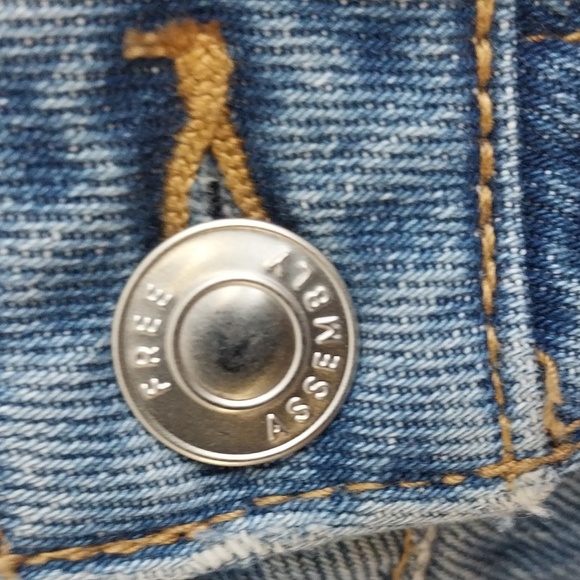 Free Assembly NWT Women's Mid-Rise Wide Hem Barrel Jeans Sz 4 Med Lt Blue Wash - Picture 5 of 10